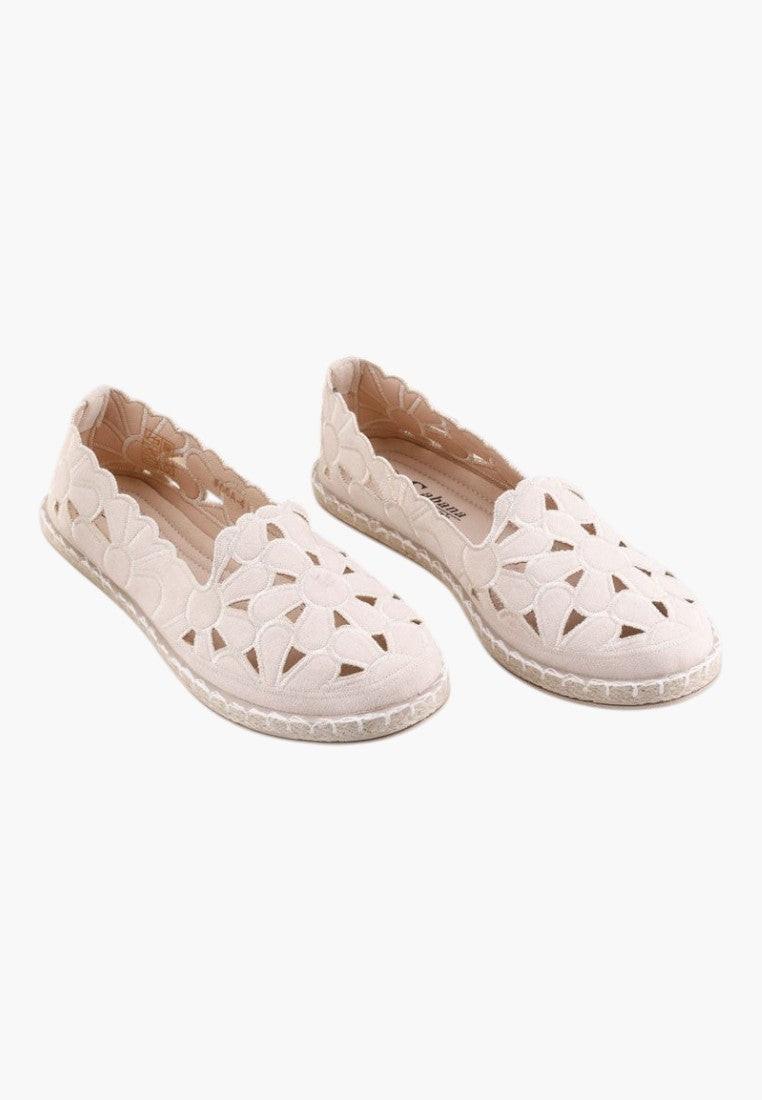 Ażurowe beżowe espadryle w stylu casual na białym tle