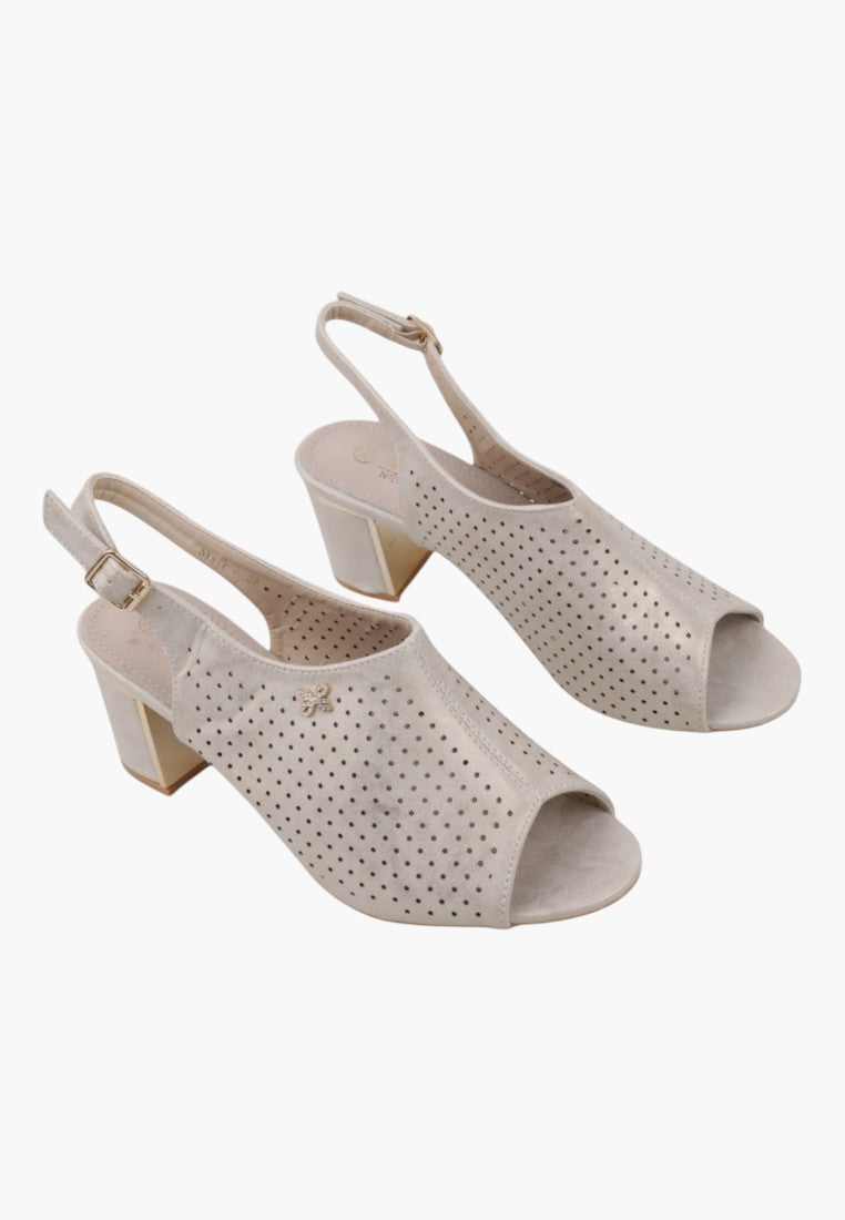 Zbliżenie na beżowe sandały na obcasie z plecioną teksturą i paskiem slingback.