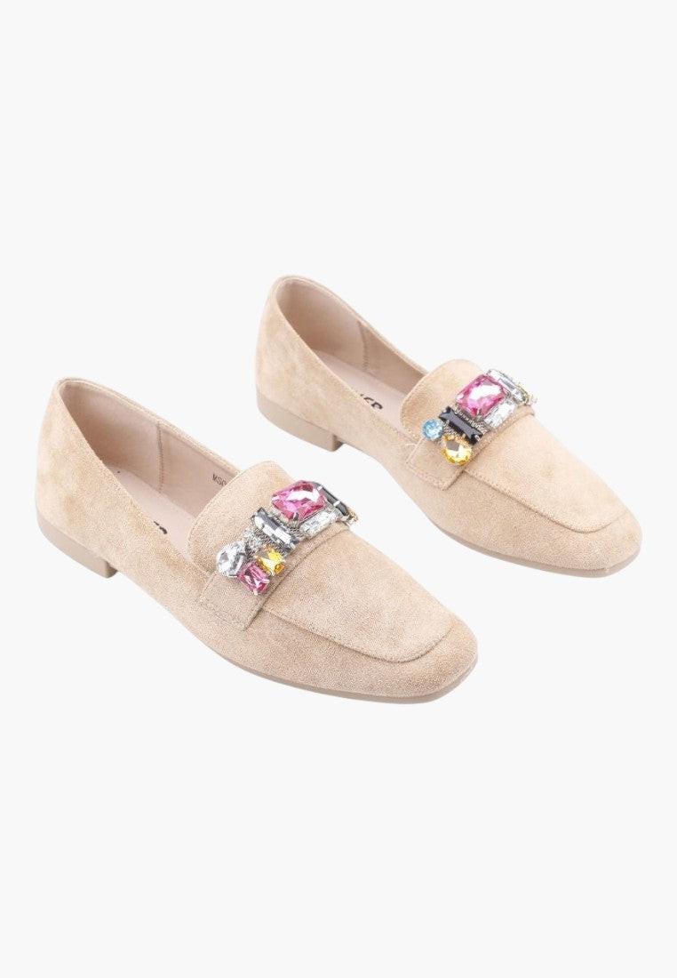 Stylowy beżowy mokasyn w codziennym użytku na białym tle