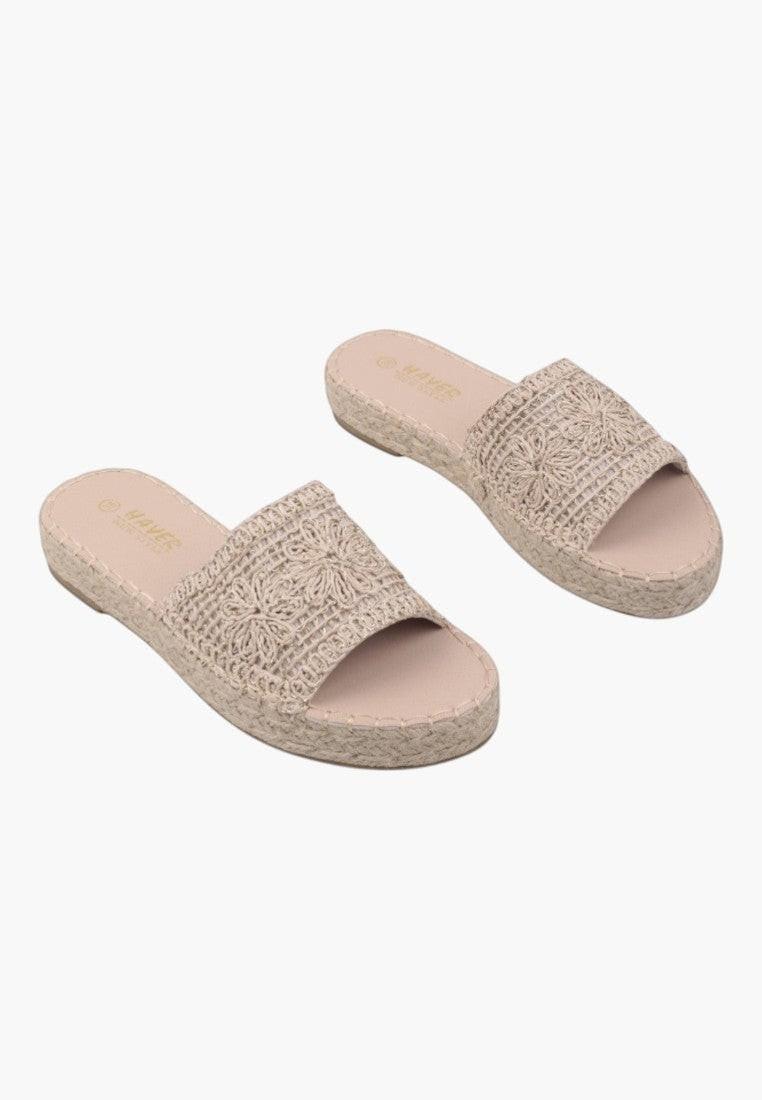 Stylowe beżowe klapki damskie w stylu lifestyle z otwartym palcem na białym tle
