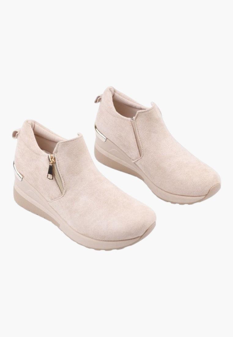 Widok z boku beżowych sneakersów damskich z okrągłym noskiem.