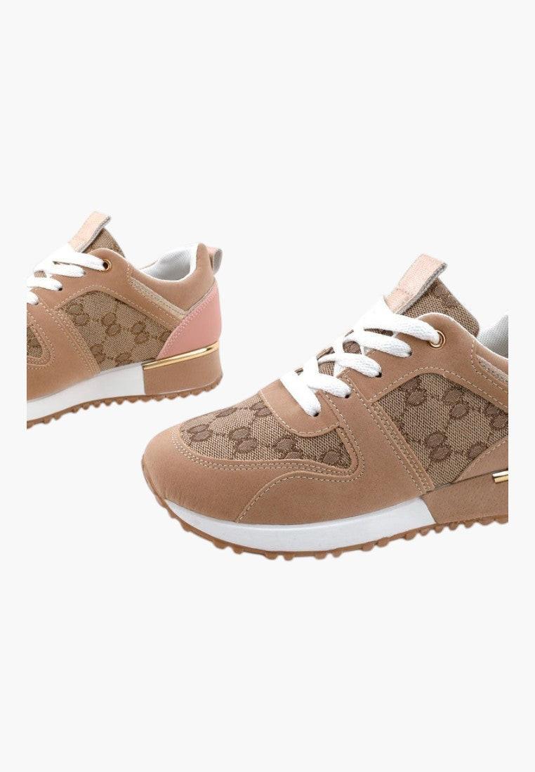 Detal z przodu beżowo złotych sneakersów damskich, sznurowane, ekozamszowe.