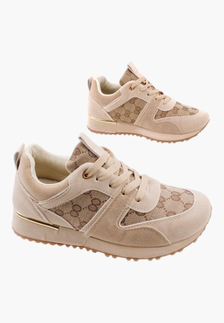Sneakersy damskie w stylizacji na białym tle, kolor beżowo-złoty