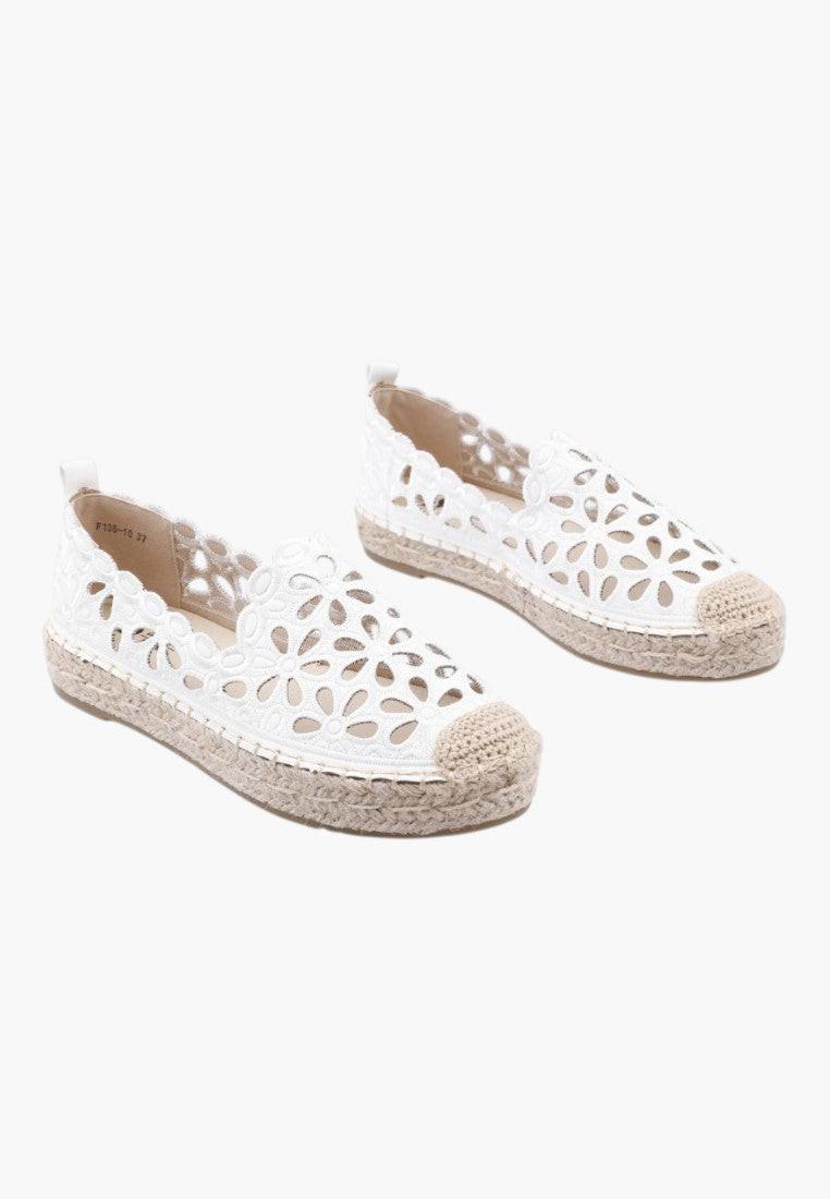 Białe ażurowe espadryle damskie w stylu casual, widok w stylu lifestyle.