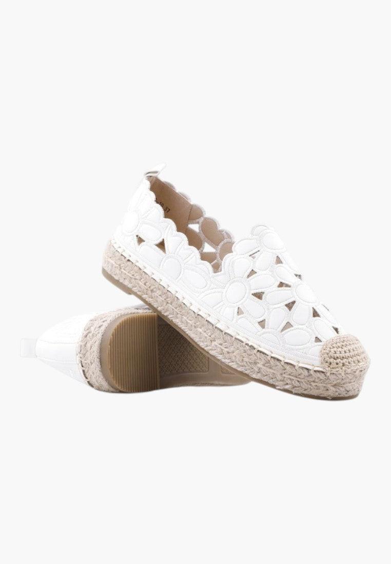 Białe espadryle damskie z ekozamszu, widok z boku, ażurowy design.