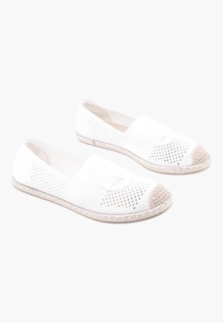 Białe espadryle damskie z juty w stylu casual, widok lifestyle.