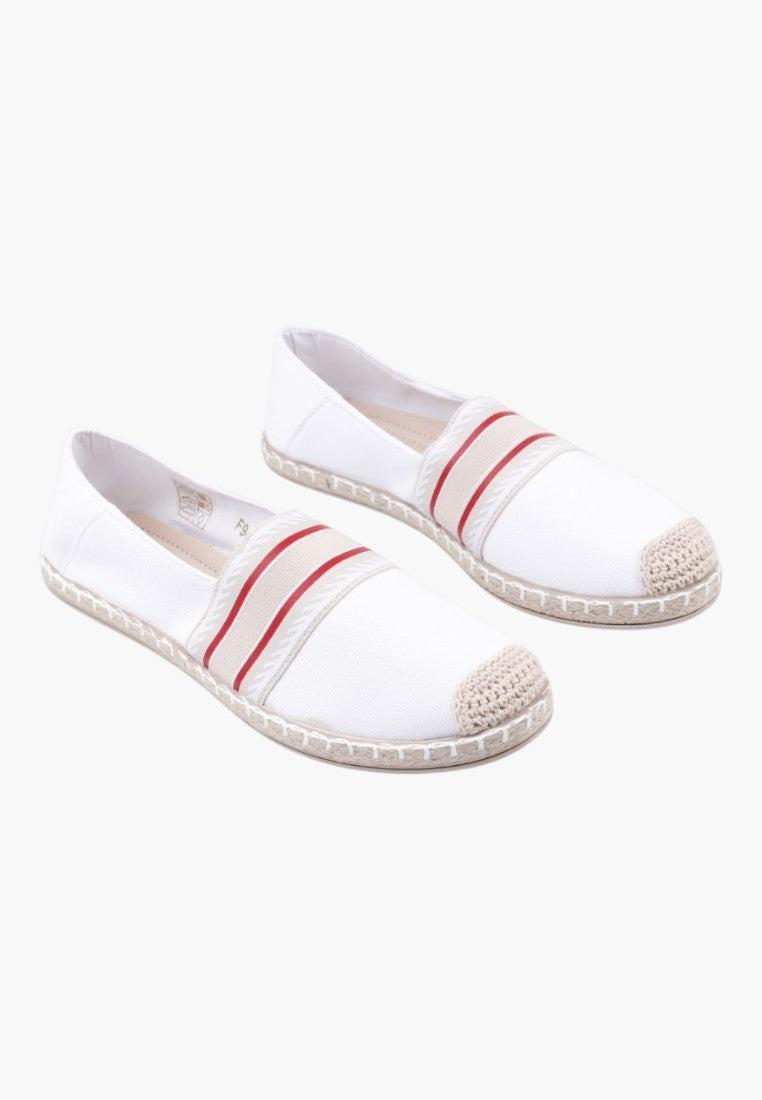 Białe espadryle damskie z plecionką, widok lifestyle na białym tle