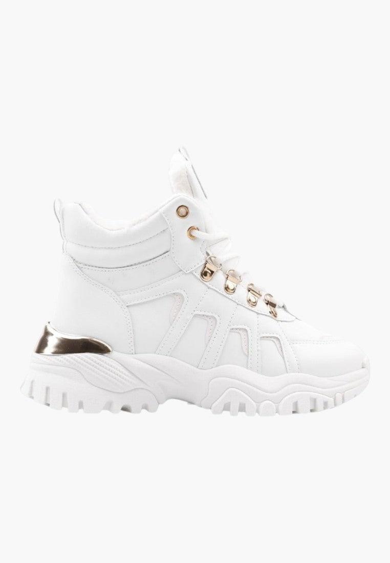 Białe sneakersy botki z grubą podeszwą, widok z boku.