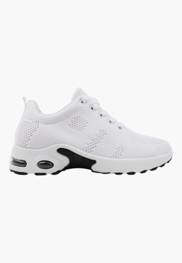 Białe sneakersy damskie z siateczkowym wierzchem, widok z boku.