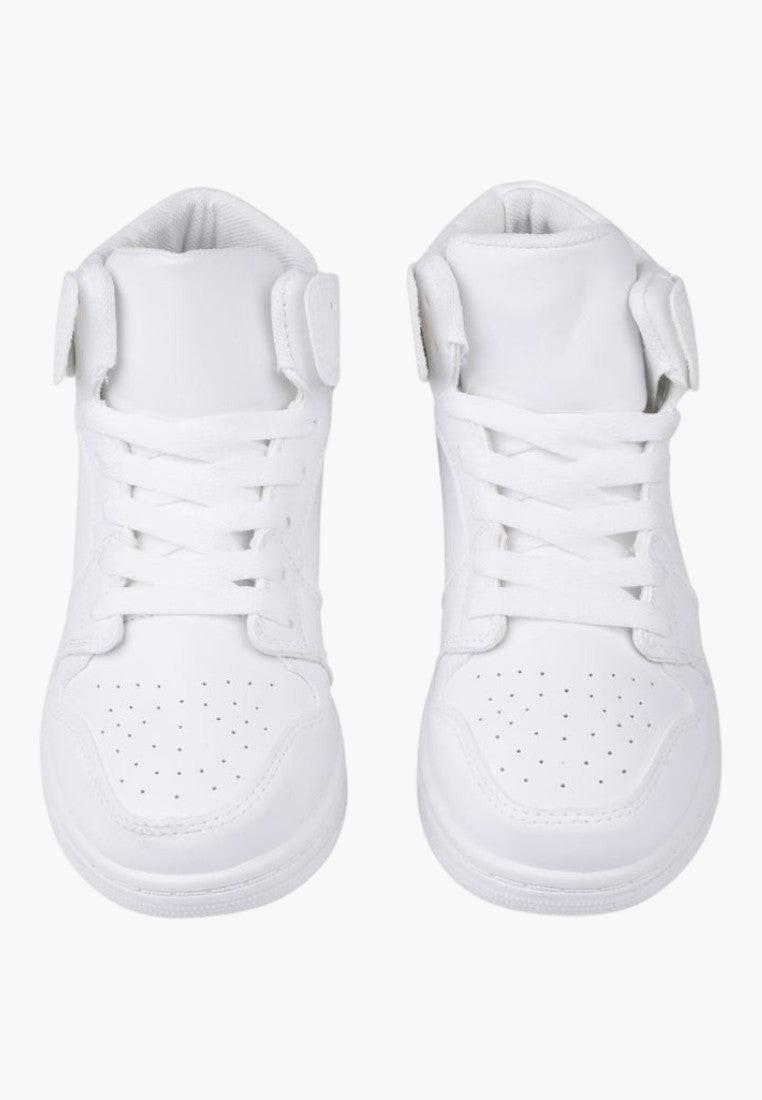 Widok z przodu białych sneakersów damskich, dwa buty.