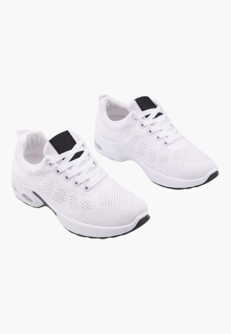 Białe sneakersy damskie z tyłu, z amortyzacją pięty.