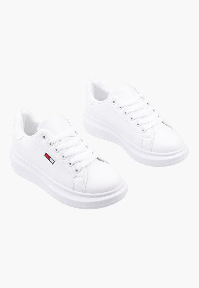 Białe sneakersy z ekoskóry, widok z przodu, sznurowane.