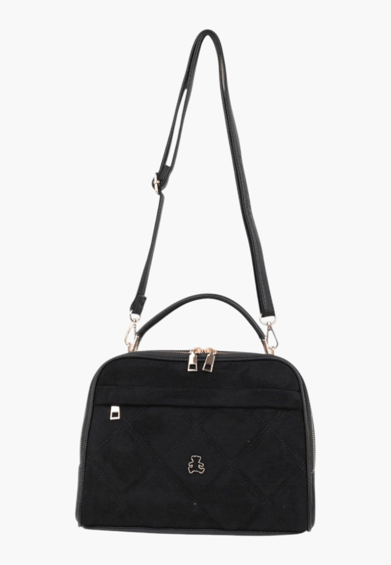 Frontowy widok czarnej torebki crossbody z pikowanej tkaniny z złotym zamkiem.