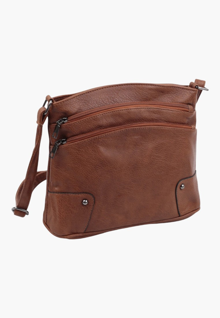 Front view of the brązowa torebka crossbody z wieloma kieszeniami i regulowanym paskiem.