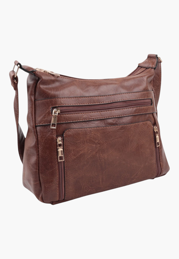 Widok z boku brązowej torebki listonoszki z regulowanym paskiem i zamkiem.