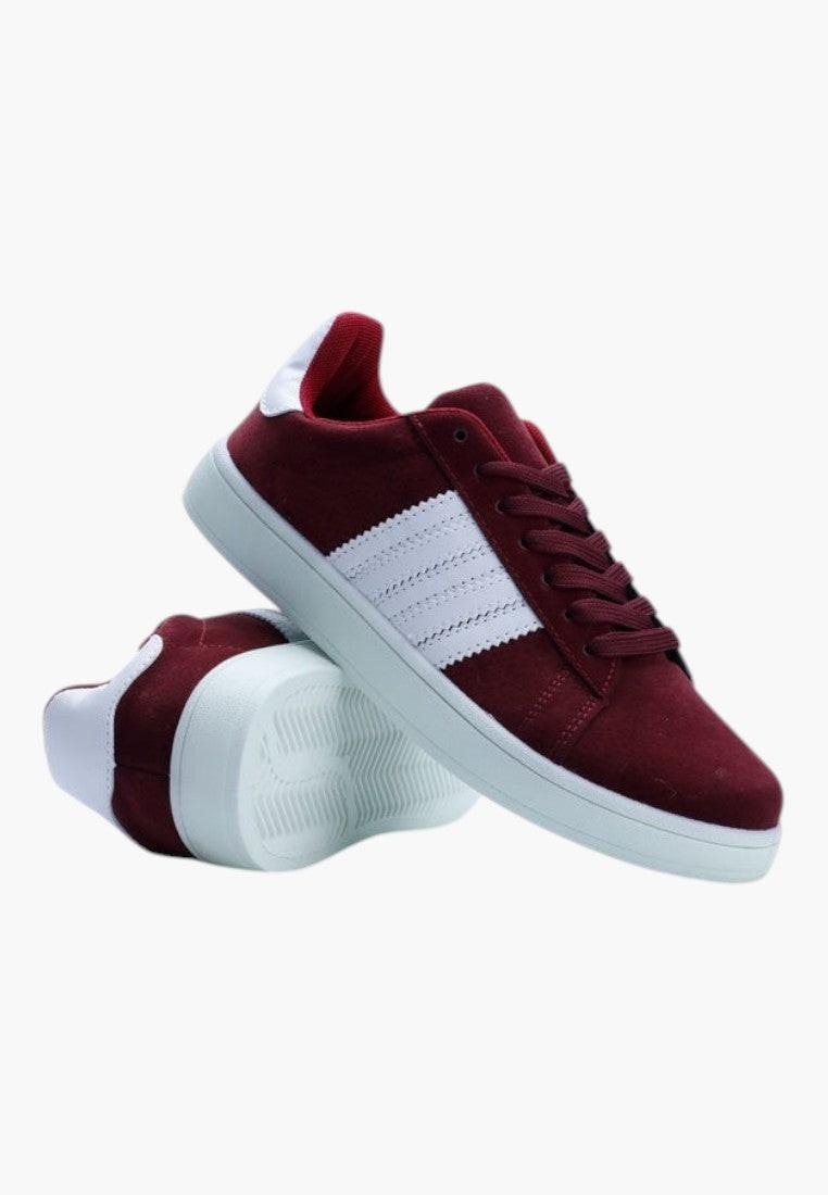 Czerwone buty sportowe damskie ekozamszowe, widok z boku.