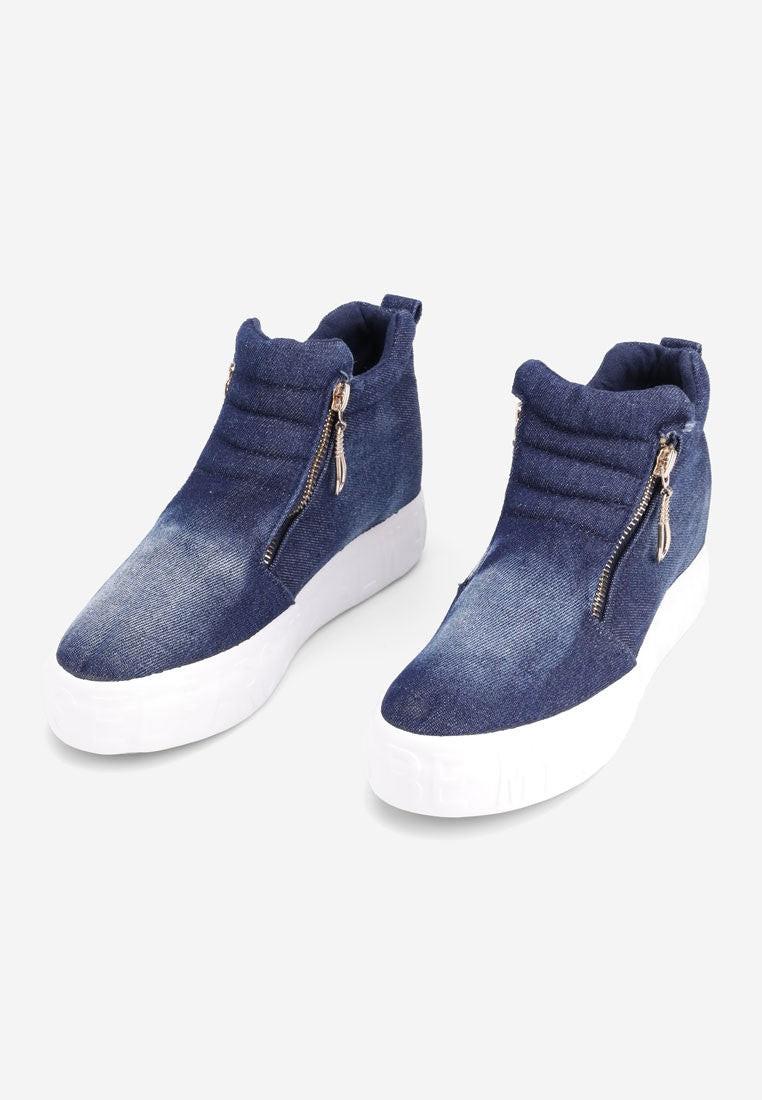 Bok ciemno jeansowych sneakersów damskich z złotym zamkiem.