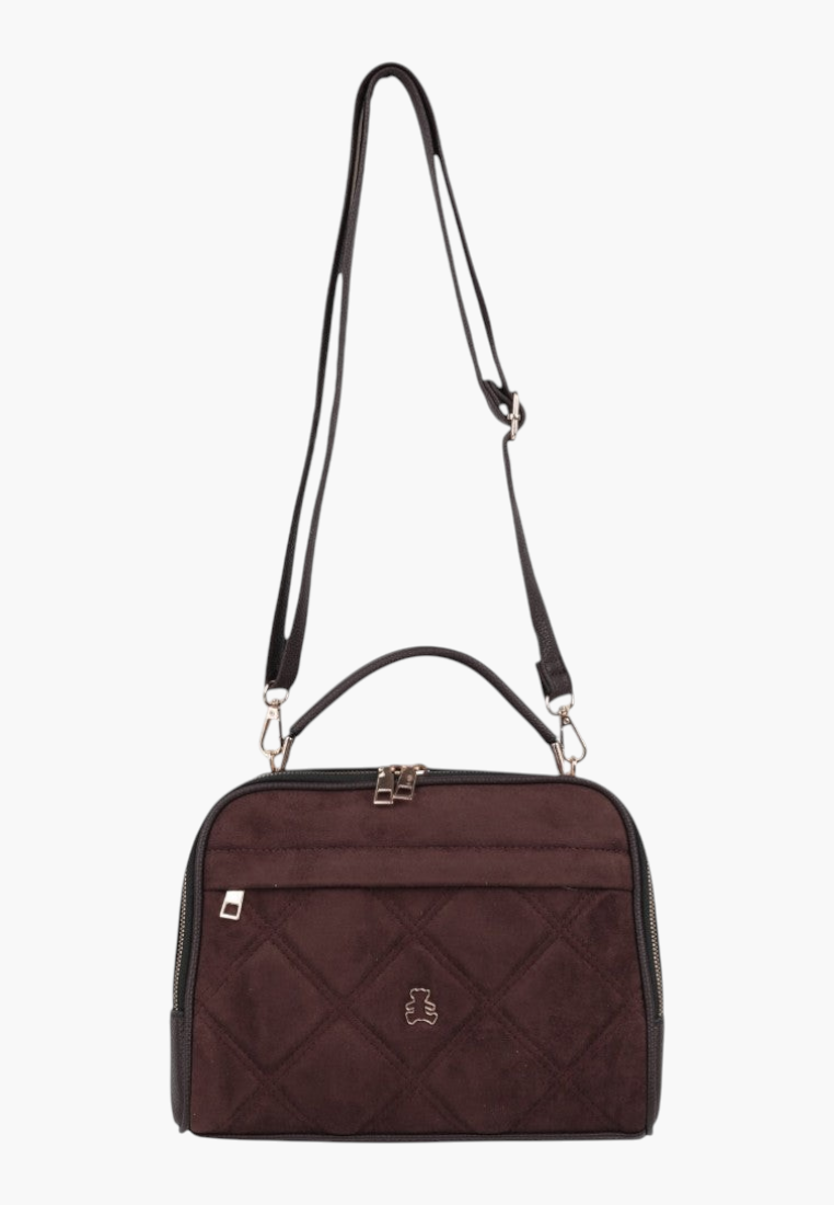 Widok z przodu brązowej torebki crossbody z pikowanego sztucznego zamszu z regulowanym paskiem.