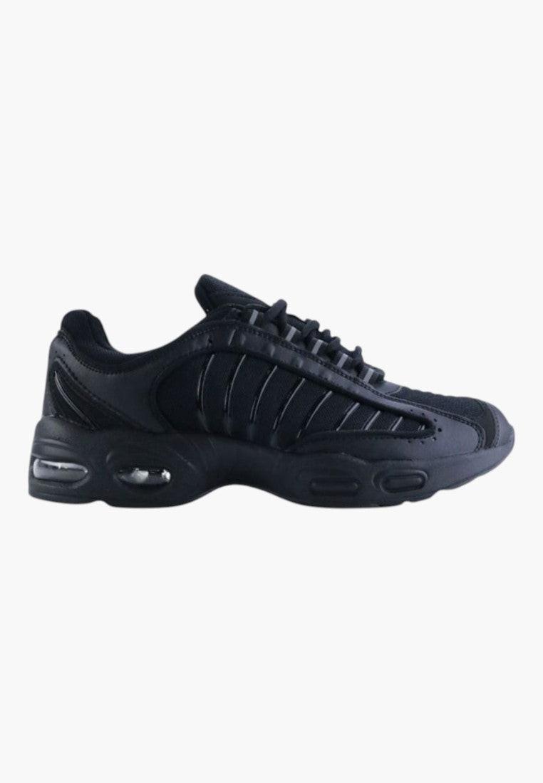 Czarne buty sportowe damskie z sznurowanym zapięciem, widok z boku.