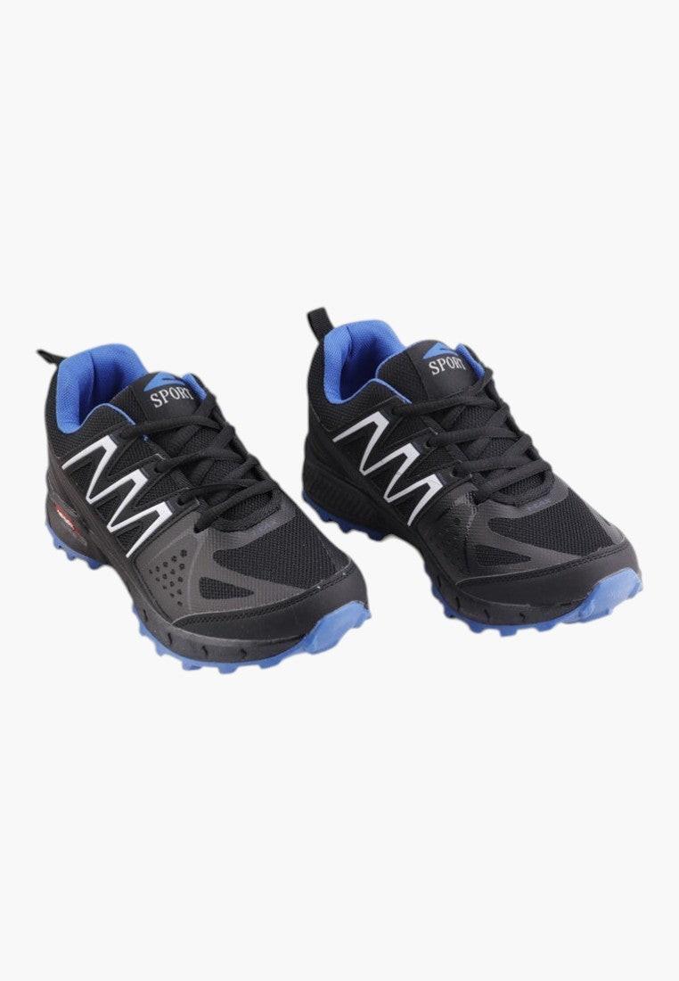 Czarne buty sportowe z siateczkową cholewką, widok z przodu.