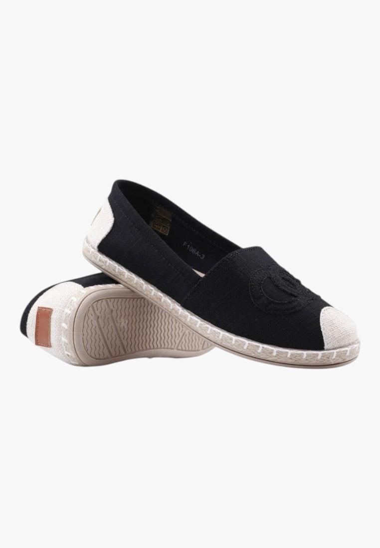 Czarne espadryle damskie z materiału, widok z boku.