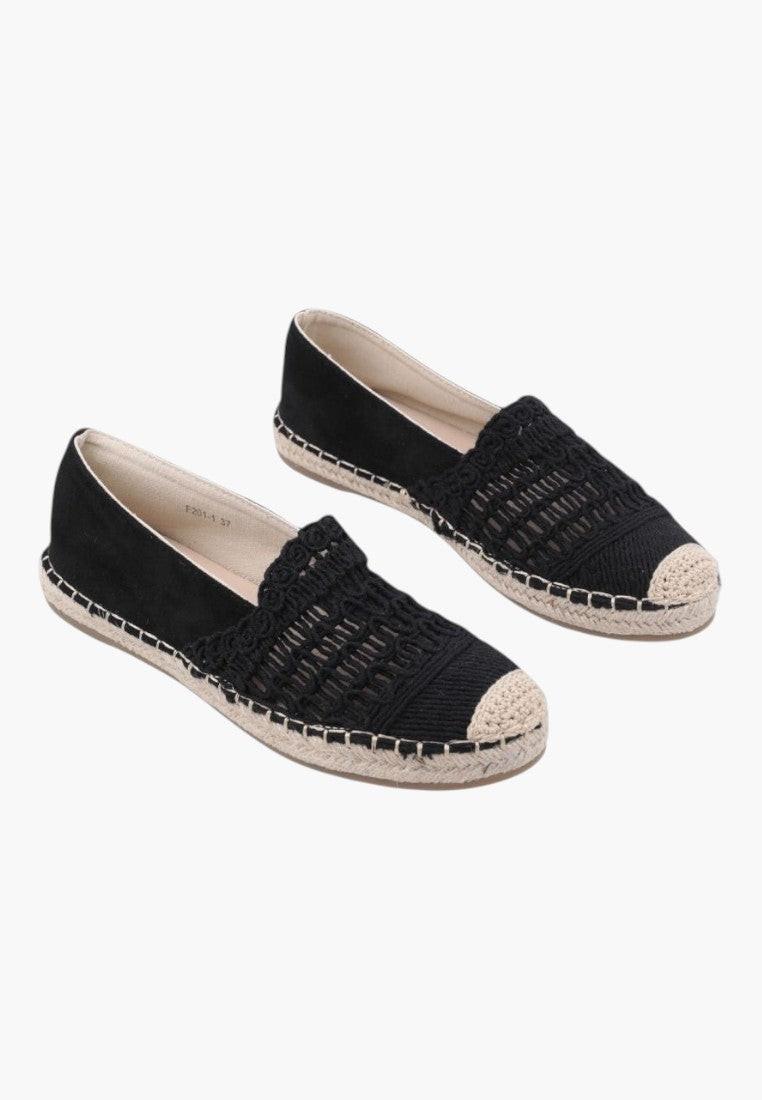 Czarne espadryle damskie z plecionką w stylu życia na białym tle.
