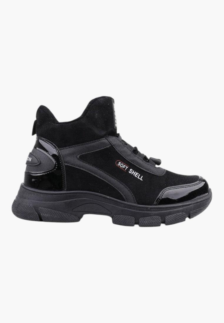 Czarne lakierowane sneakersy botki damskie z przodu, z detalem zamka błyskawicznego.
