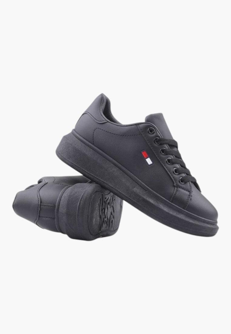Czarne sneakersy damskie z ekoskóry, widok z boku z detalem logo.