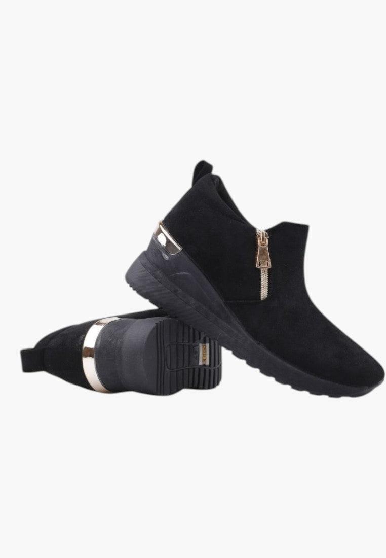 Widok z boku czarnych sneakersów damskich z ekozamszu