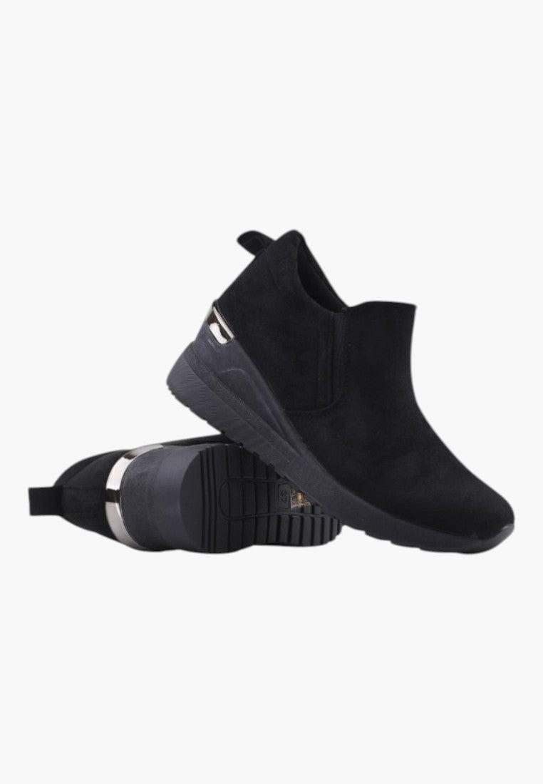 Widok z boku czarnych sneakersów damskich z ekozamszu, wysokość do kostki