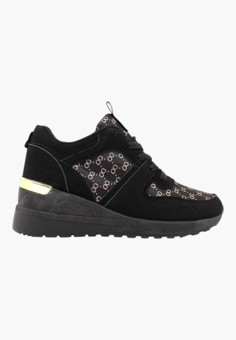 Czarne sneakersy z metalicznymi akcentami, widok z boku.