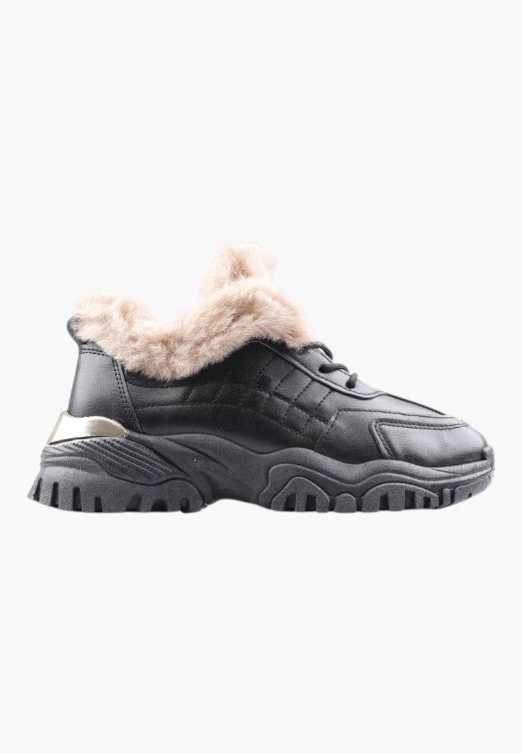 Czarne sneakersy damskie z futerkiem, widok z boku.
