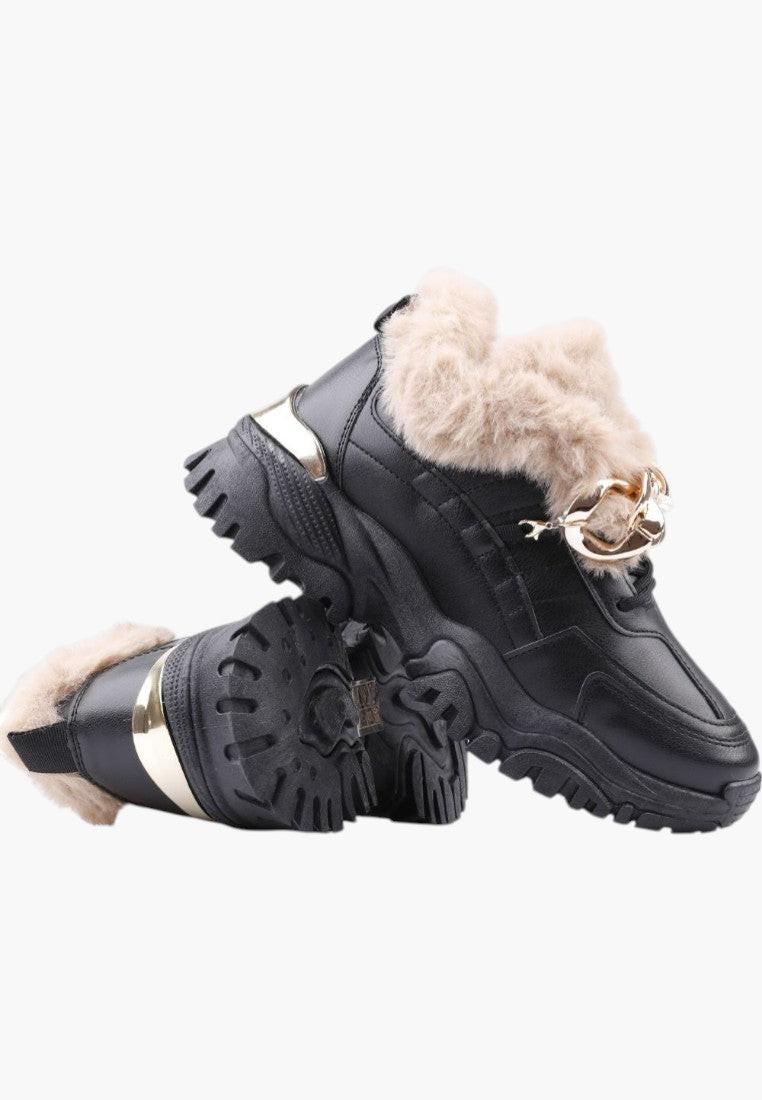 Czarne sneakersy damskie z futerkiem w stylu casual, widok lifestyle.