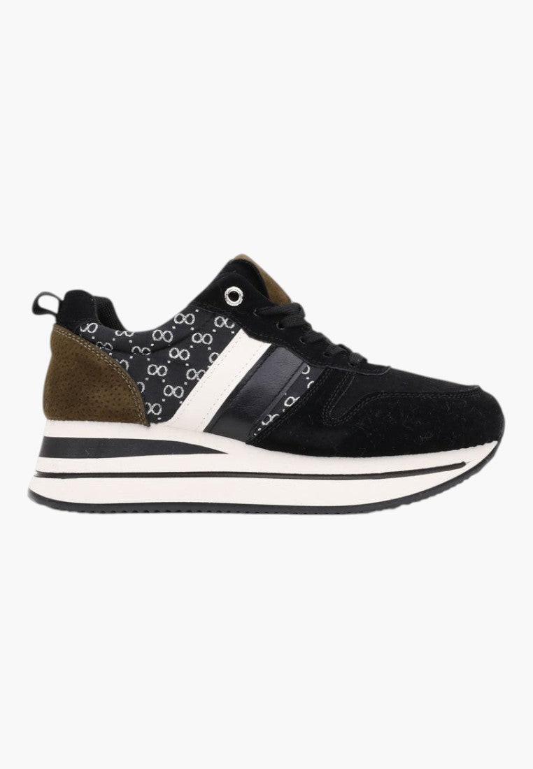 Widok z boku czarnych sneakersów damskich z siateczkowym wierzchem.