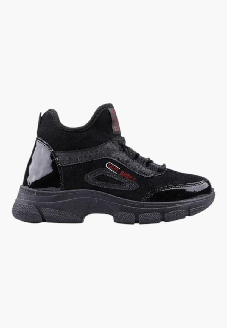 Czarne sneakersy damskie sportowe z grubą podeszwą na białym tle.