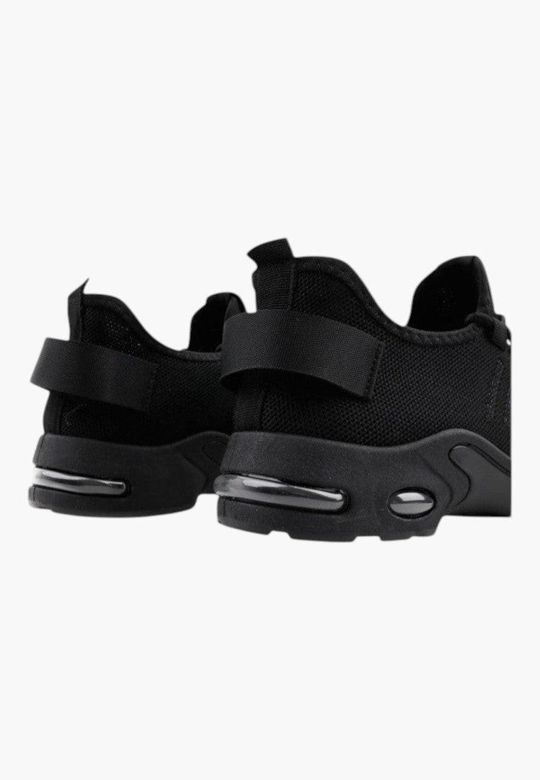 Czarne sneakersy damskie w stylu casual, widok lifestyle.