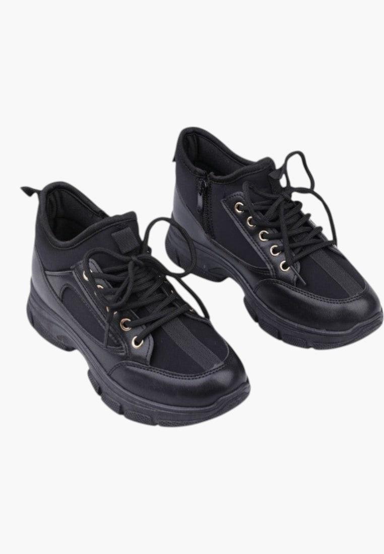 Czarne sneakersy damskie z detalem sznurowania z przodu na białym tle