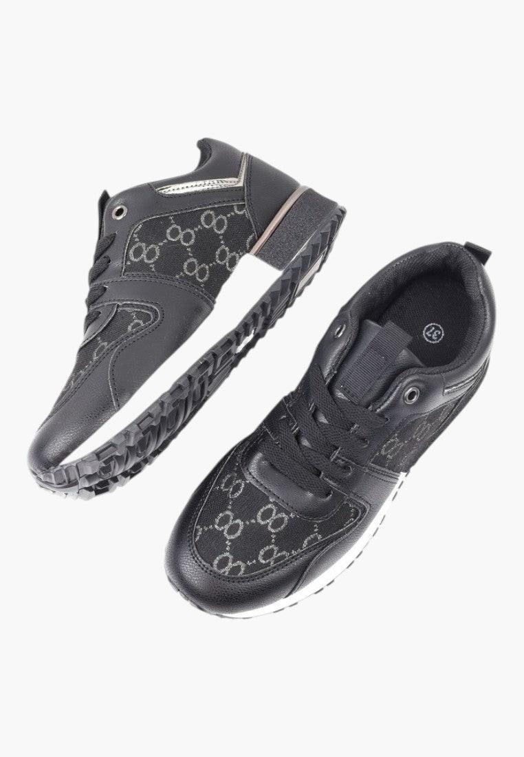 Czarne sneakersy damskie, detal z teksturowanej powierzchni