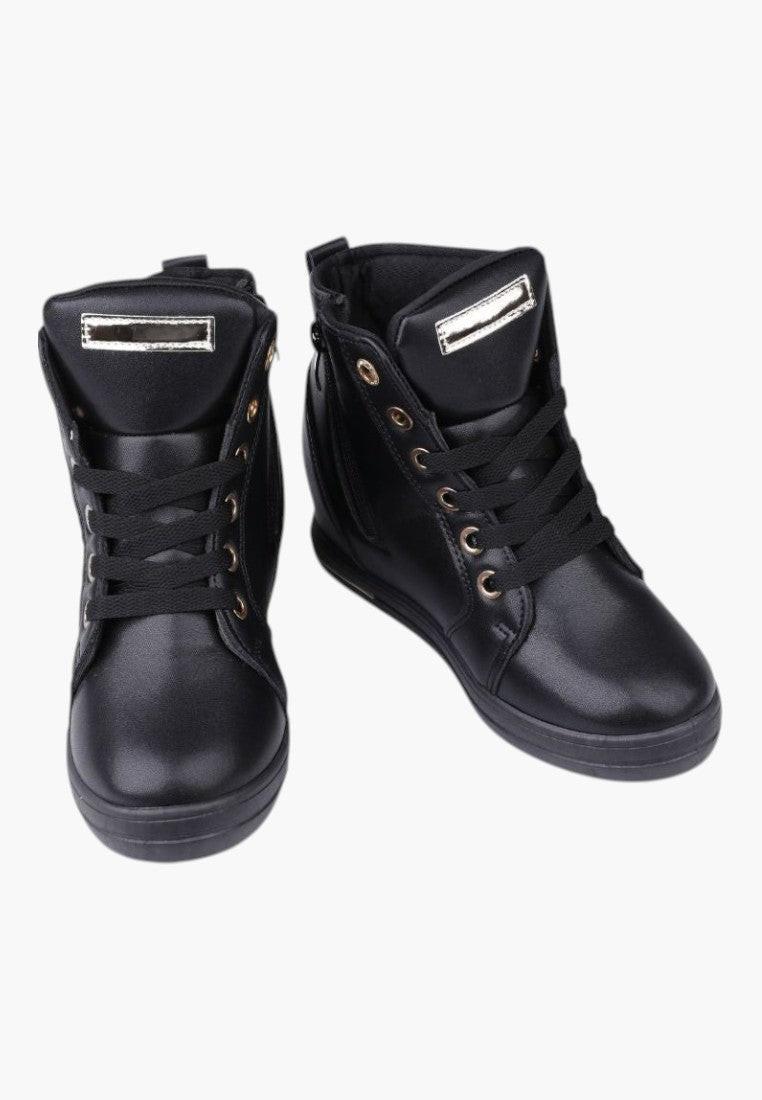Widok z przodu czarnych sneakersów damskich z wiązaniem.