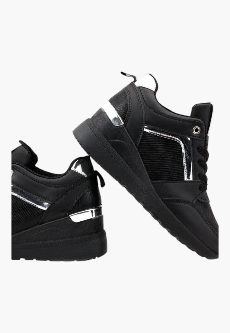 Czarne sneakersy damskie z tyłu, z odblaskowymi detalami.