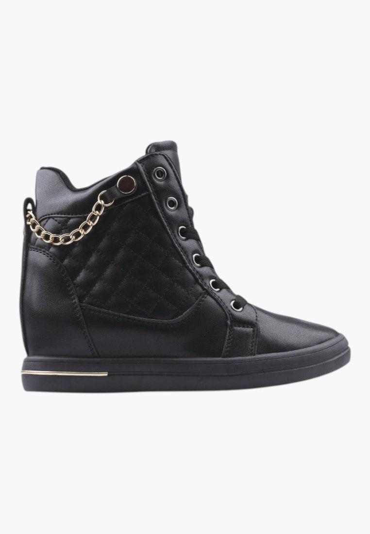 Czarne sneakersy damskie z łańcuszkiem, widok z boku.