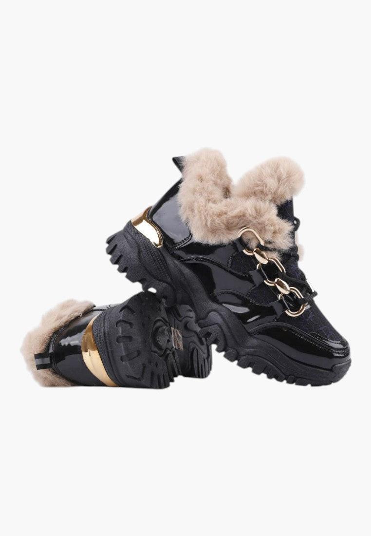 Czarne sneakersy z złotymi akcentami, widok z boku