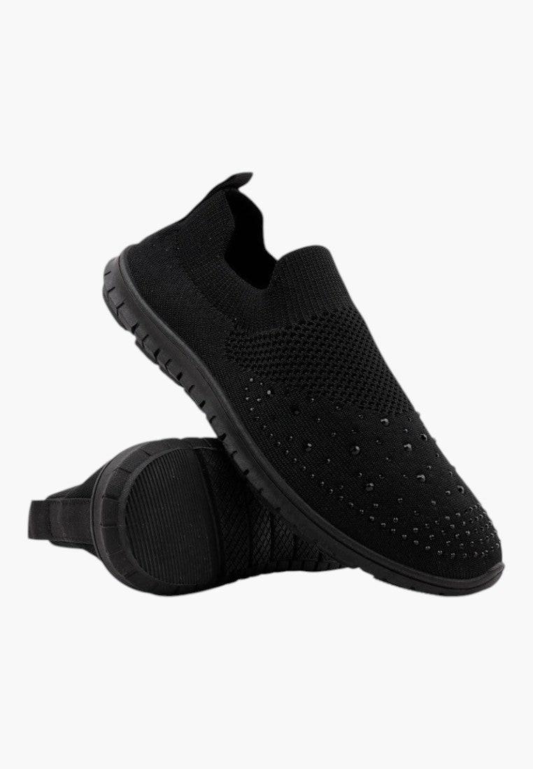 Czarne sportowe buty damskie, widok z boku, okrągły nosek i elastyczna podeszwa.