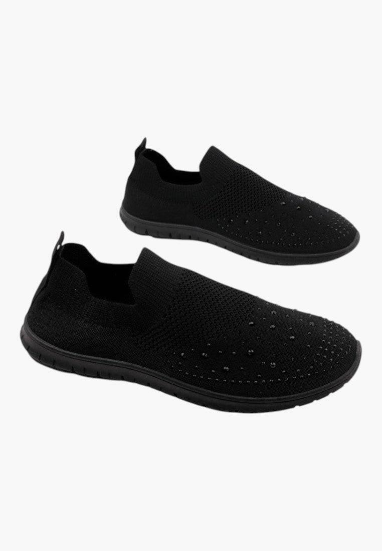 Czarne sportowe buty damskie, widok z przodu, elastyczna podeszwa.