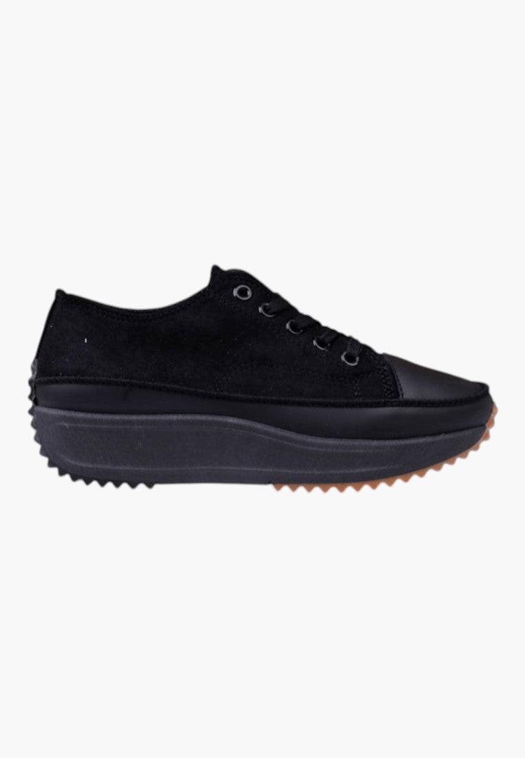 Widok z boku czarnych trampek damskich na platformie.
