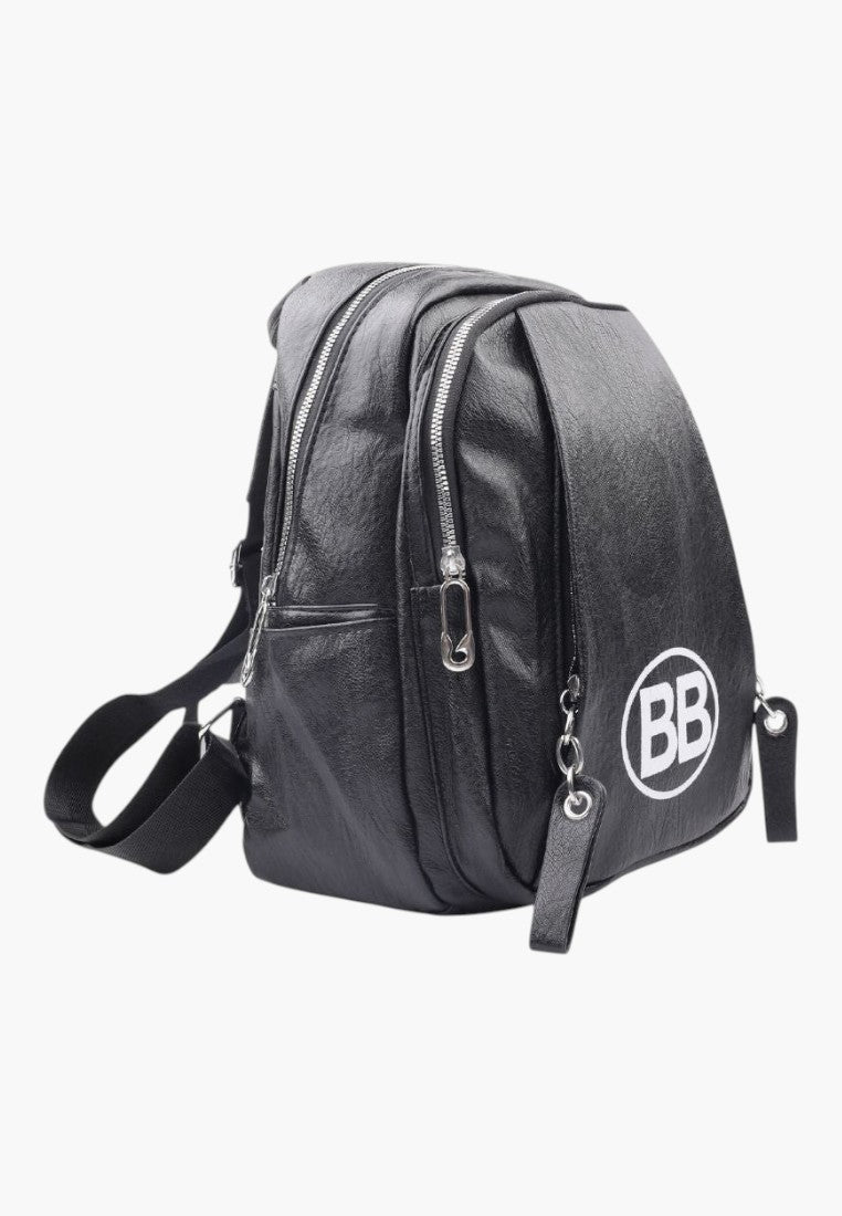 Boczny widok czarnego plecaka z sztucznej skóry z zamkami błyskawicznymi i logo BB.