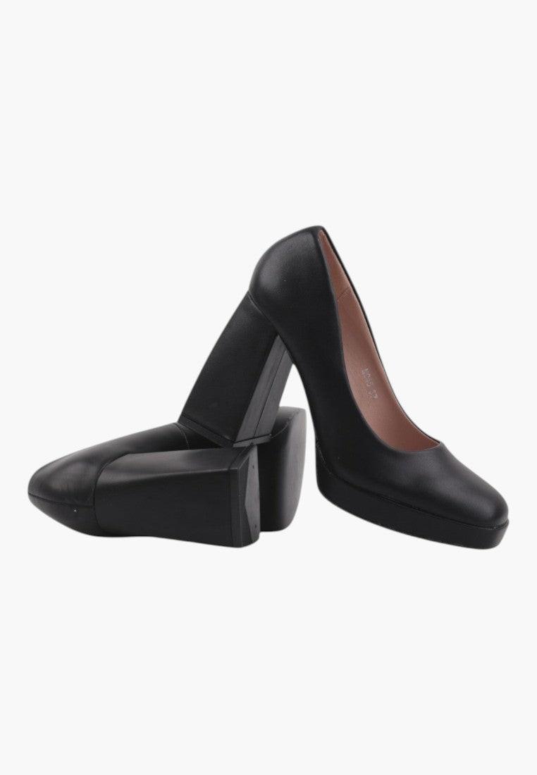Czółenka damskie czarne z pointed toe, widok z boku