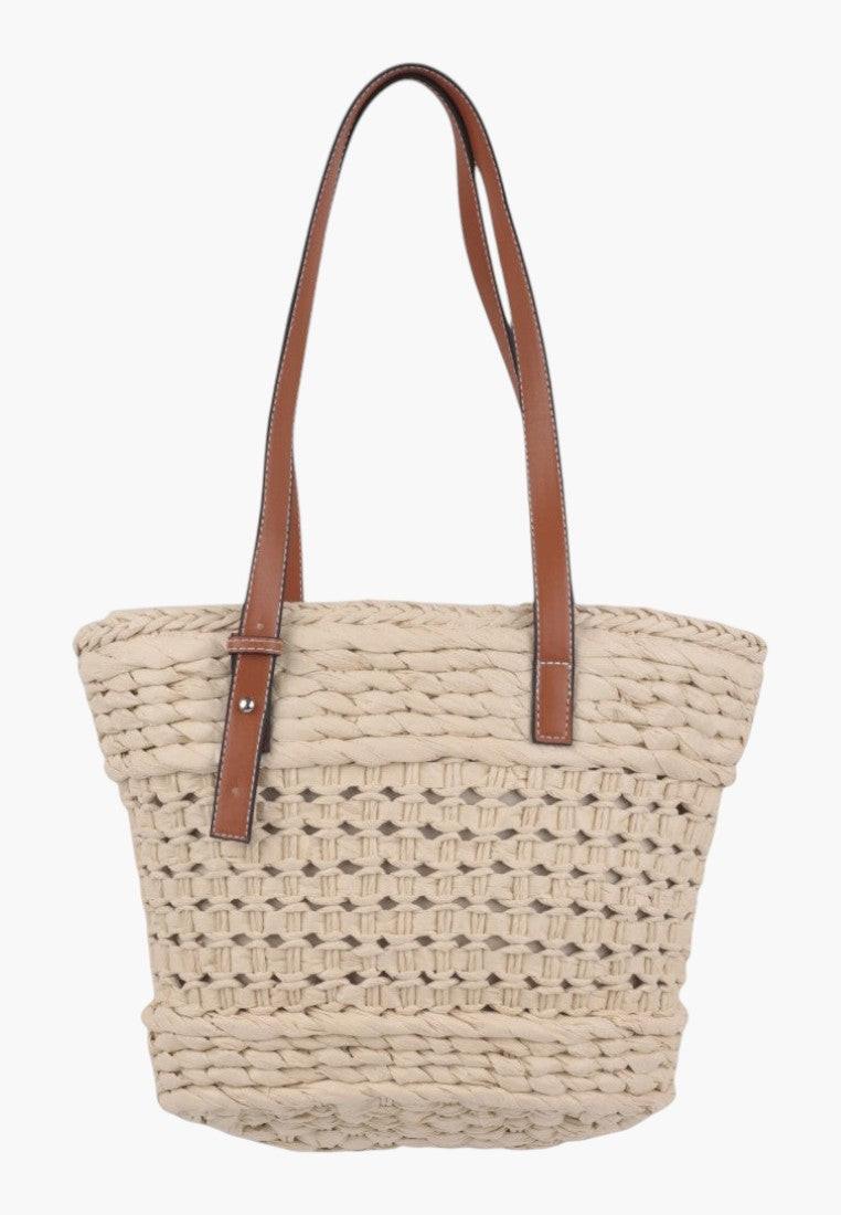 Widok z przodu słomkowej torebki shopper w kolorze beżowym i brązowym z plecionym wzorem.
