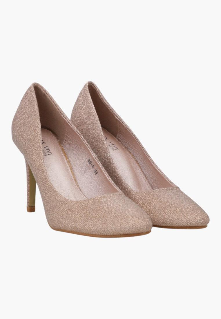 Widok z boku eleganckich szpilek damskich w kolorze nude z wysokim obcasem.
