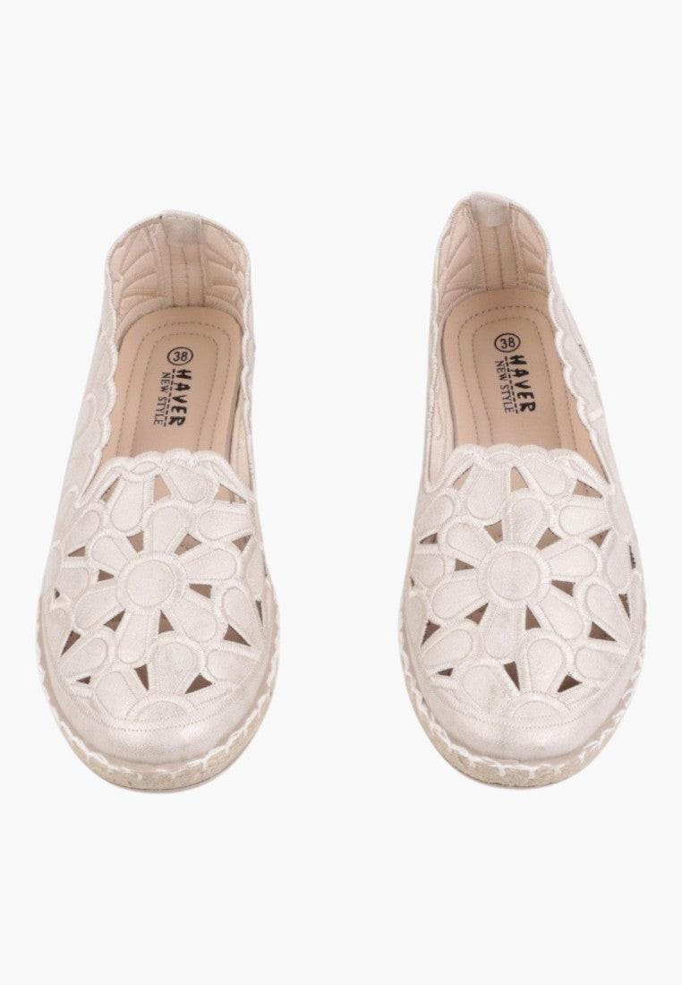 Beżowe espadryle damskie, widok z przodu.